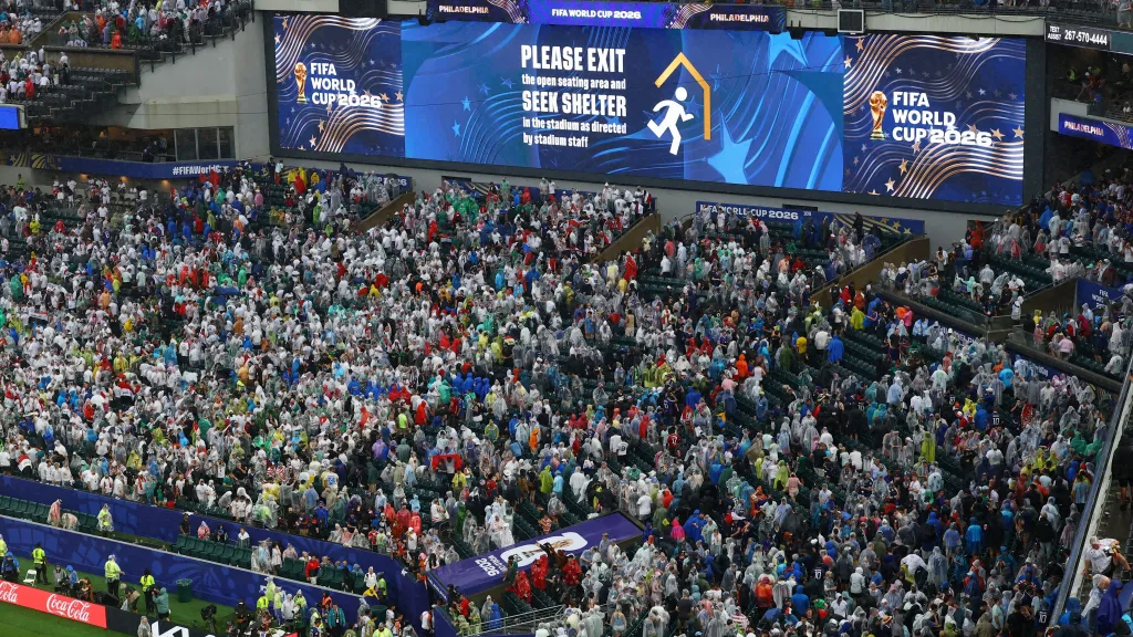 Tempestade interrompe França x Iraque entenda o protocolo da FIFA para jogos suspensos na Copa do Mundo