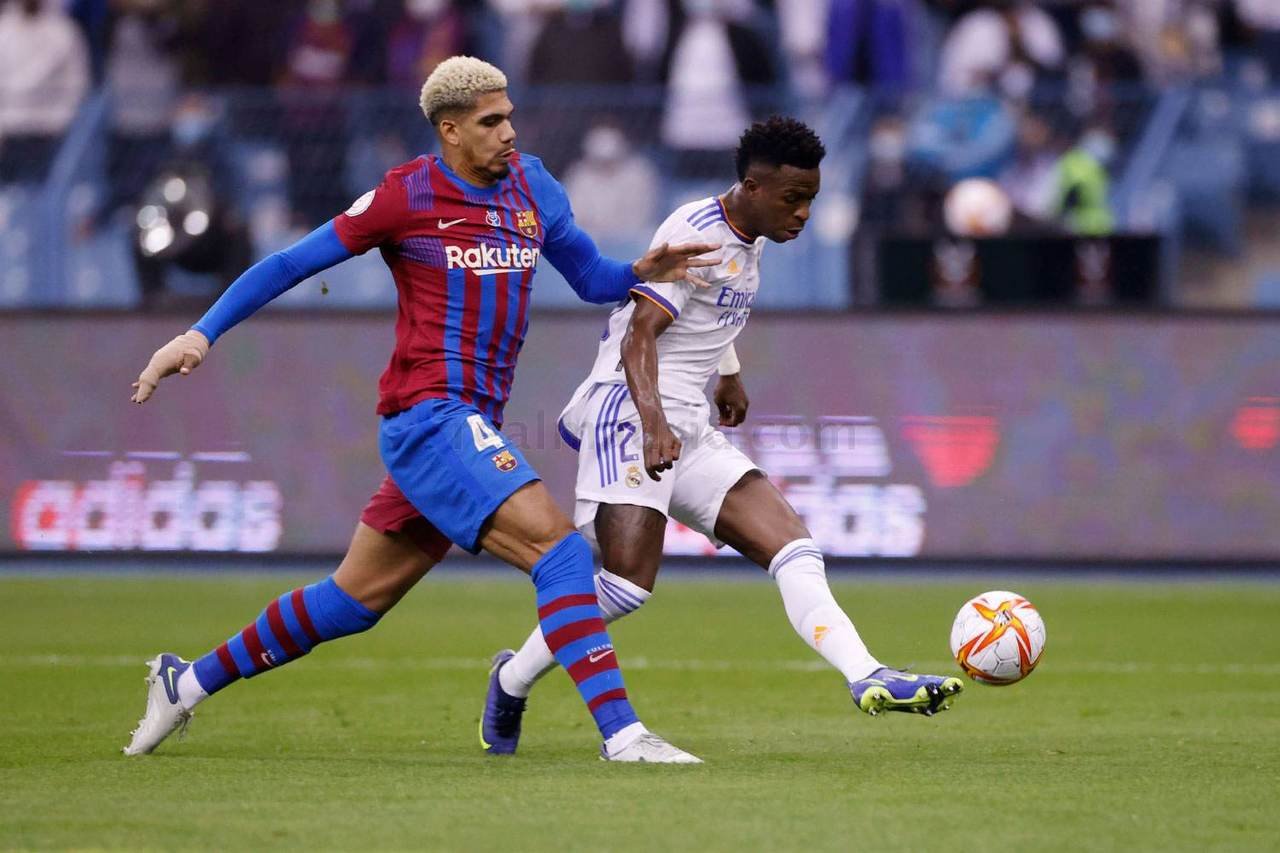 Zagueiro do Barcelona sente lesão muscular, preocupa o Uruguai