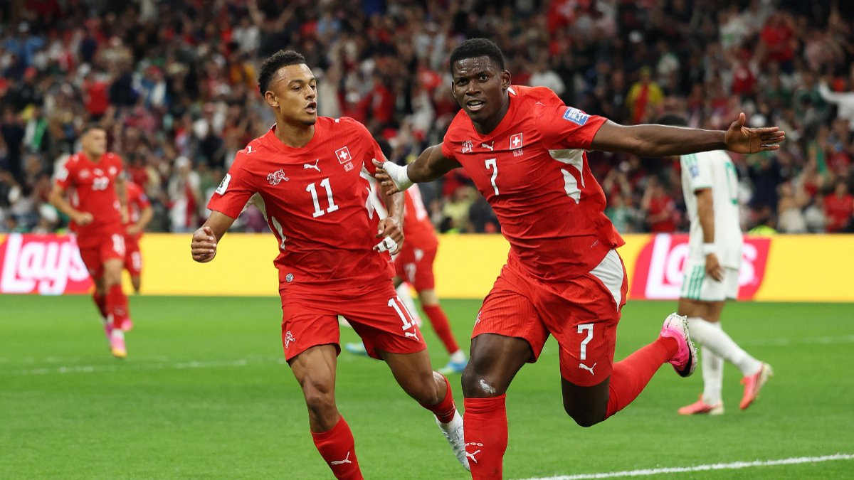 Breel Embolo comemora o primeiro gol da Suíça na vitória por 2 a 0 sobre a Argélia pela Copa do Mundo de 2026.