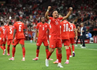 Suíça vence a Argélia com autoridade e avança às oitavas da Copa do Mundo 2026 Breel Embolo comemora o primeiro gol da Suíça na vitória por 2 a 0 sobre a Argélia pela Copa do Mundo de 2026.