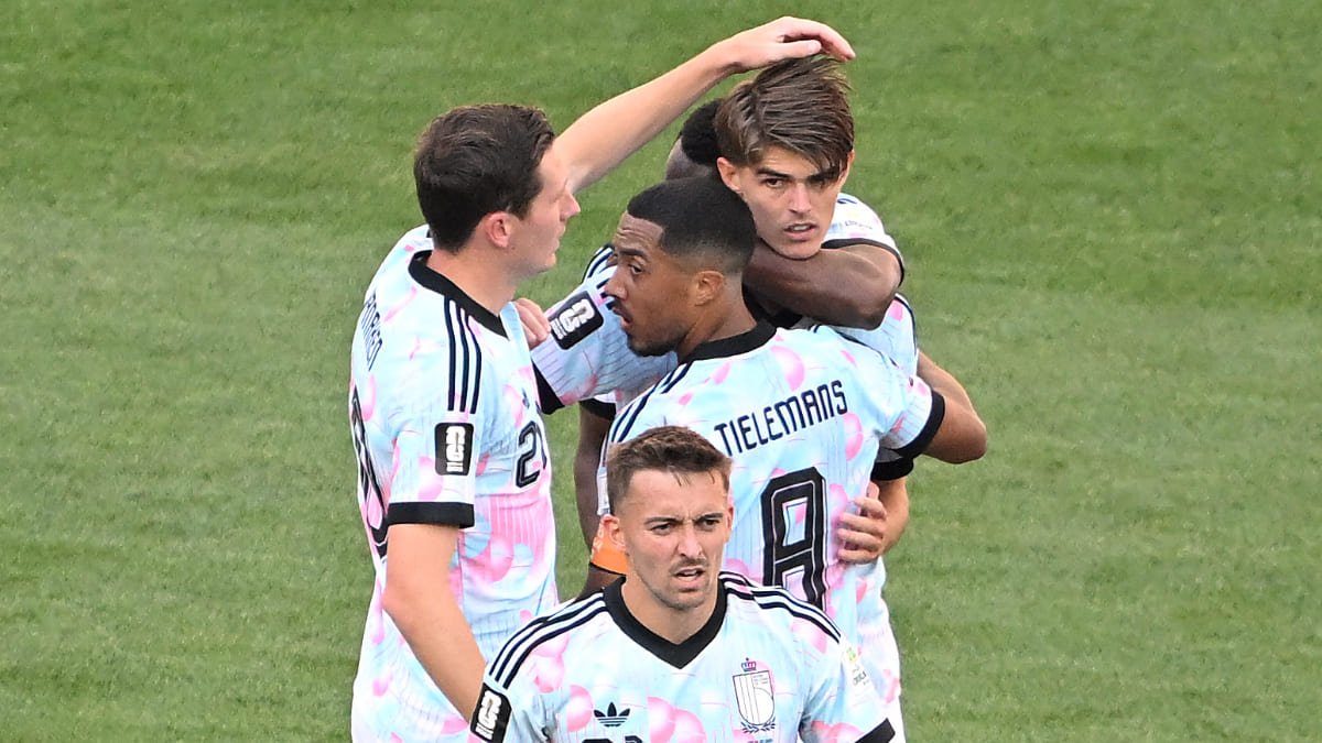 Charles De Ketelaere comemora um dos gols da vitória da Bélgica sobre os Estados Unidos nas oitavas de final da Copa do Mundo de 2026.