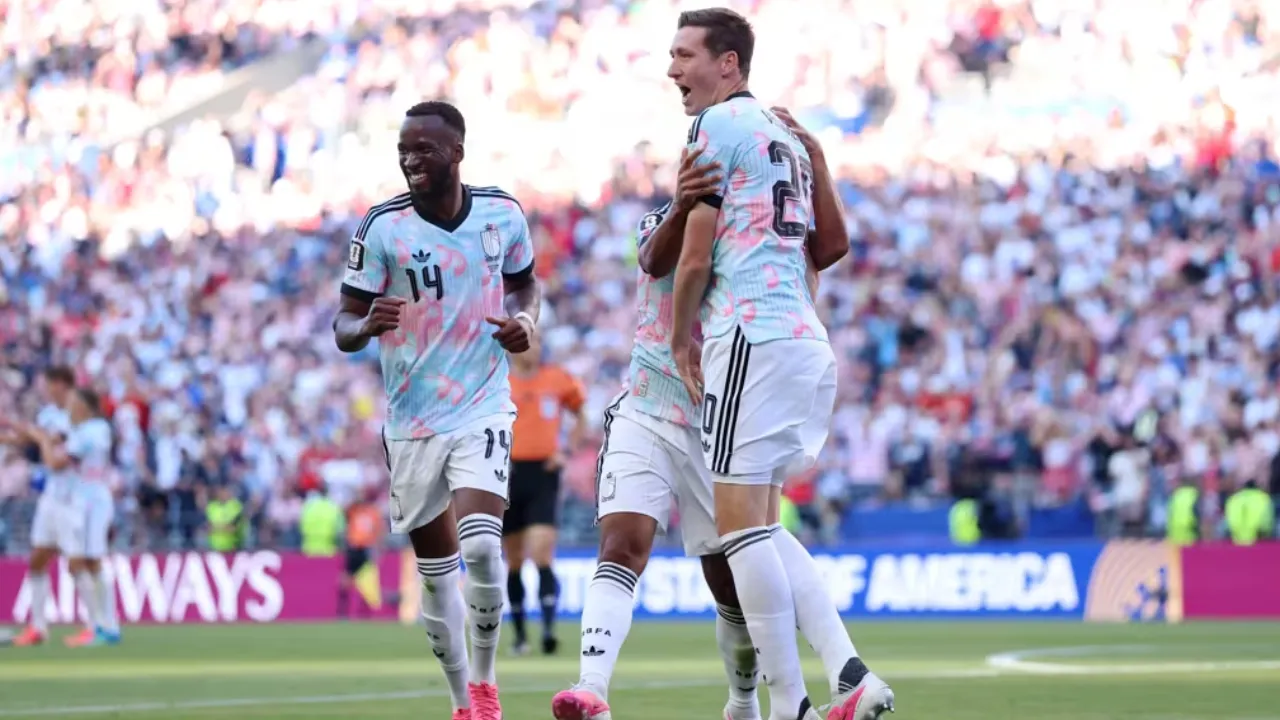 Charles De Ketelaere comemora um dos gols da vitória da Bélgica sobre os Estados Unidos nas oitavas de final da Copa do Mundo de 2026.