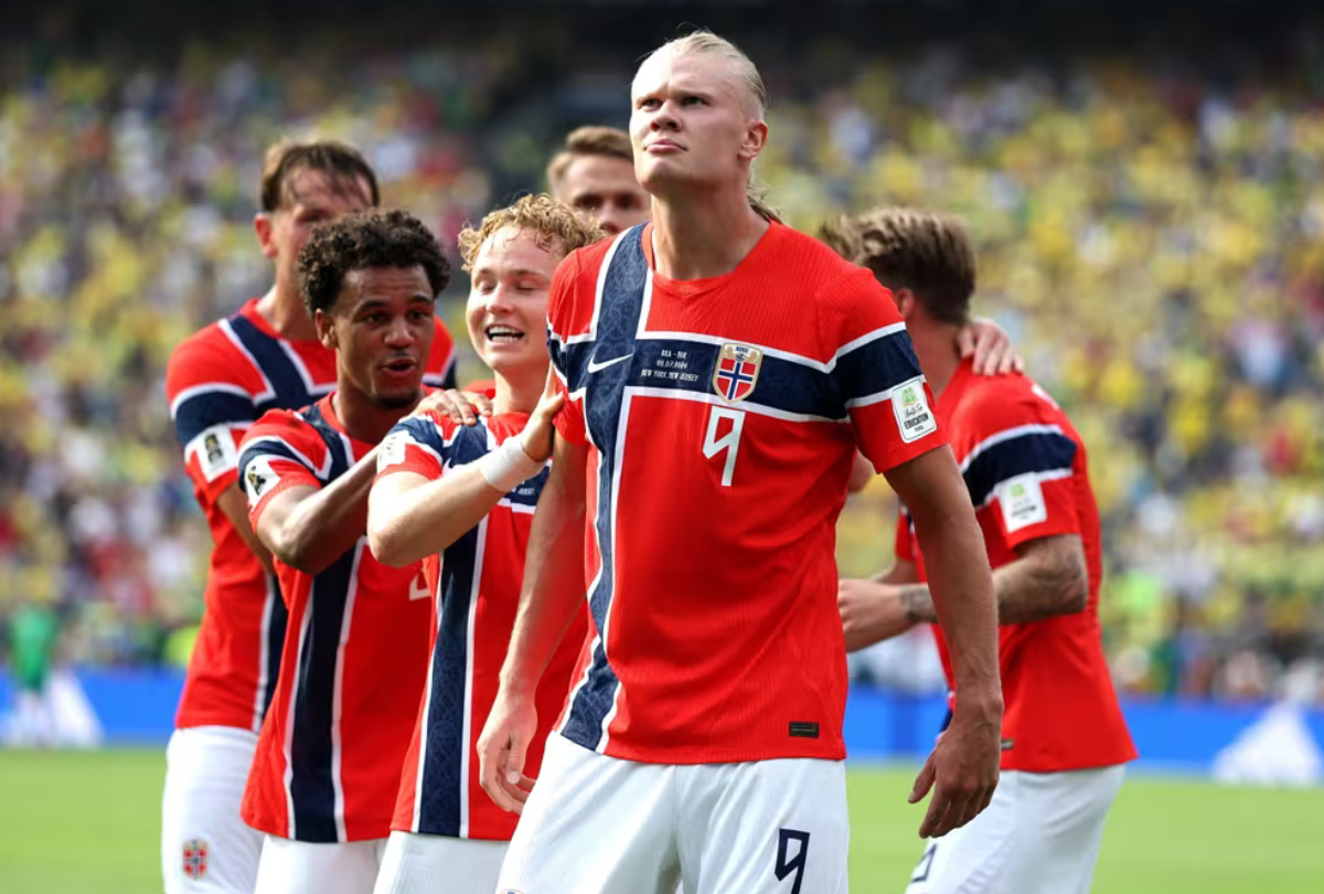 Erling Haaland comemora um dos gols da vitória da Noruega sobre o Brasil nas oitavas de final da Copa do Mundo de 2026.