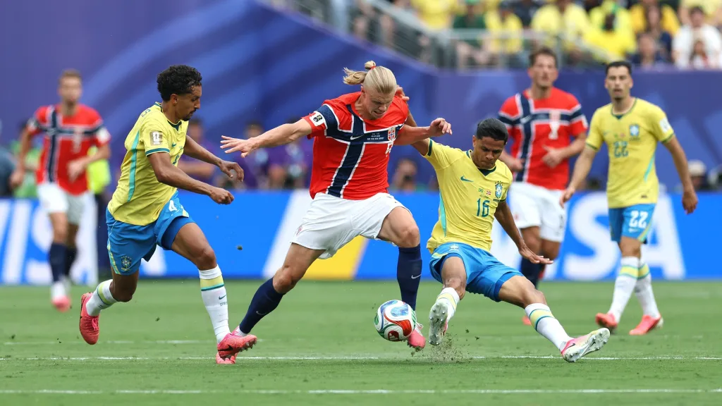 Erling Haaland comemora um dos gols da vitória da Noruega sobre o Brasil nas oitavas de final da Copa do Mundo de 2026.