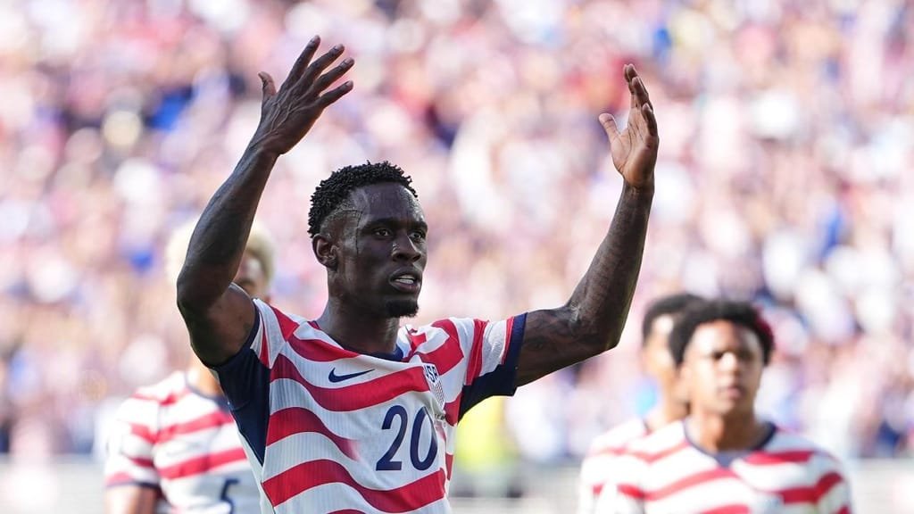 Folarin Balogun durante treinamento da seleção dos Estados Unidos antes do confronto contra a Bélgica pelas oitavas de final da Copa do Mundo de 2026.