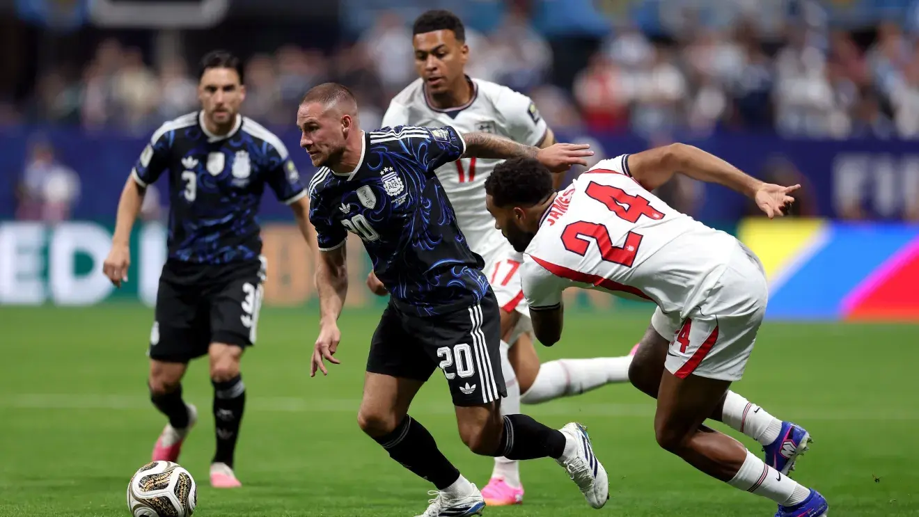 Jogadores da Argentina comemoram a vitória por 2 a 1 sobre a Inglaterra e a classificação para a final da Copa do Mundo de 2026.