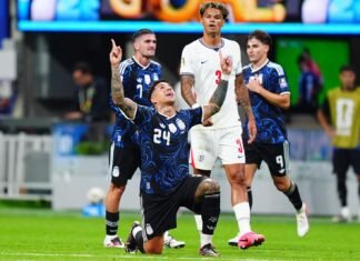Argentina vira sobre a Inglaterra nos minutos finais, vence por 2 a 1 e enfrenta a Espanha na final da Copa do Mundo 2026 Jogadores da Argentina comemoram a vitória por 2 a 1 sobre a Inglaterra e a classificação para a final da Copa do Mundo de 2026.