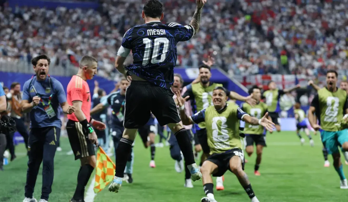 Jogadores da Argentina comemoram a vitória por 2 a 1 sobre a Inglaterra e a classificação para a final da Copa do Mundo de 2026.