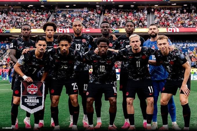 Jogadores da Bélgica comemoram a histórica virada sobre Senegal, uma das maiores reviravoltas da Copa do Mundo de 2026.