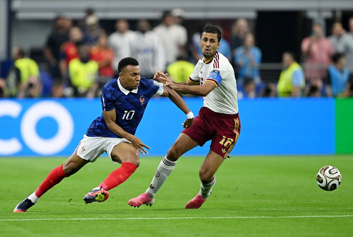 Jogadores da Espanha comemoram a classificação para a final da Copa do Mundo de 2026 após anularem o ataque da França na semifinal.