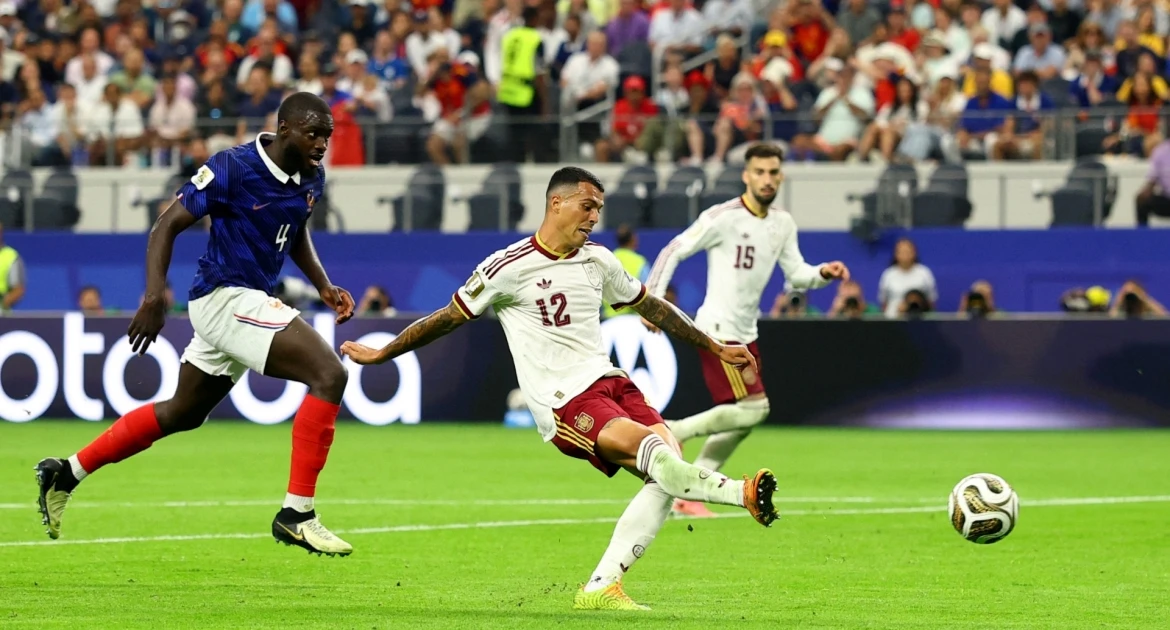 Jogadores da Espanha comemoram a classificação para a final da Copa do Mundo de 2026 após anularem o ataque da França na semifinal.