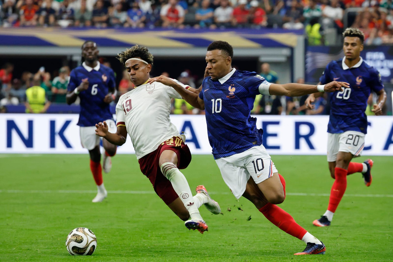 Jogadores da Espanha comemoram a classificação para a final da Copa do Mundo de 2026 após a vitória por 2 a 0 sobre a França no Dallas Stadium.