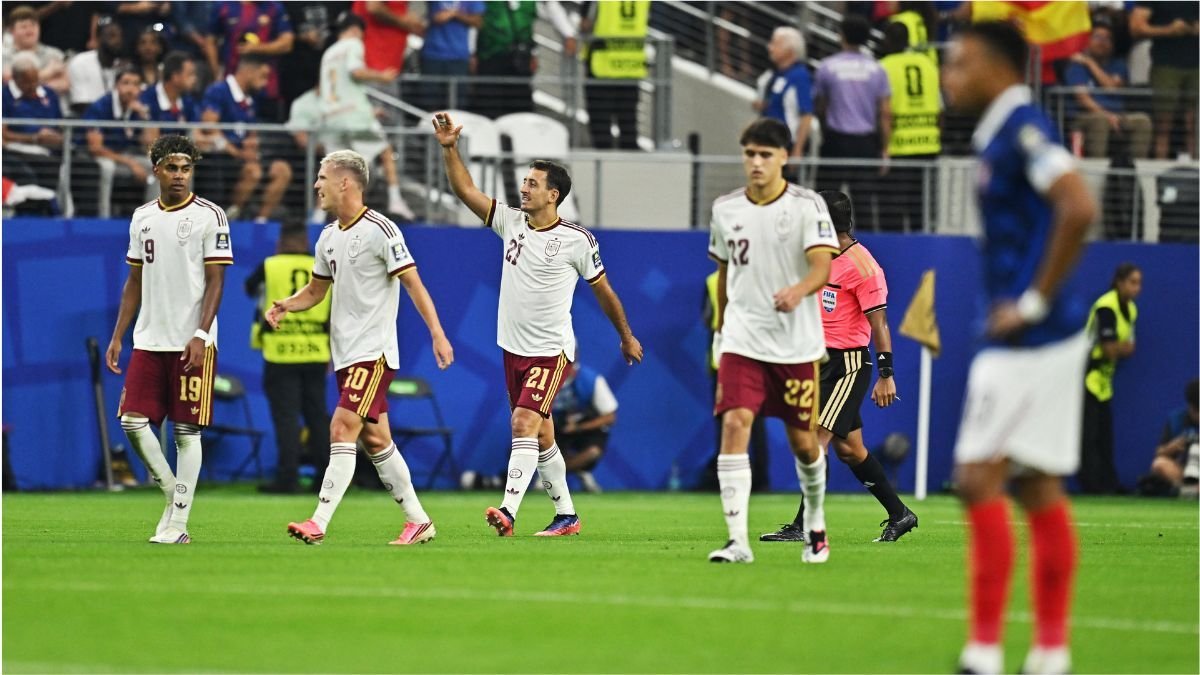 Jogadores da Espanha comemoram a classificação para a final da Copa do Mundo de 2026 após a vitória por 2 a 0 sobre a França no Dallas Stadium.