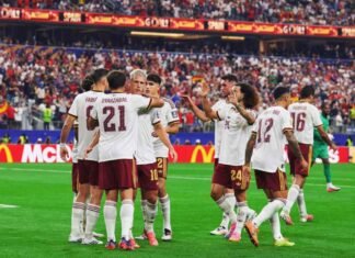 Espanha confirma favoritismo construído ao longo da Copa e chega à final com campanha consistente Jogadores da Espanha comemoram a classificação para a final da Copa do Mundo de 2026.