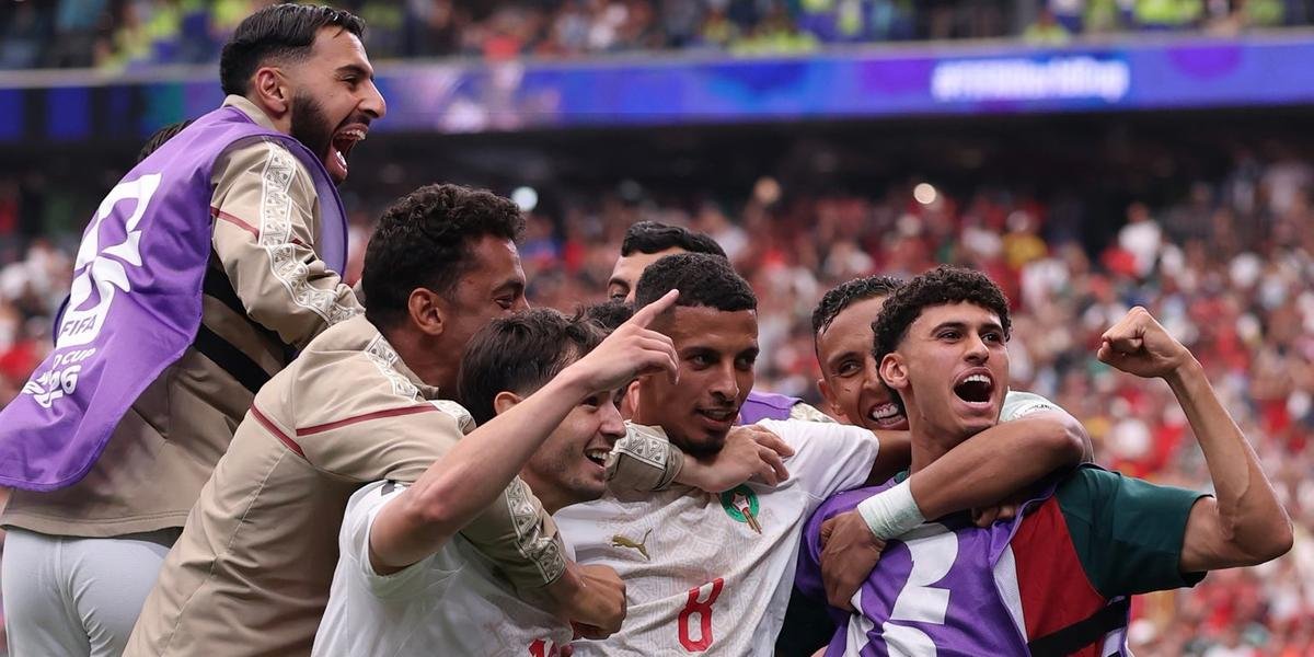 Jogadores de Marrocos comemoram a classificação para as quartas de final após a vitória por 3 a 0 sobre o Canadá na Copa do Mundo de 2026.