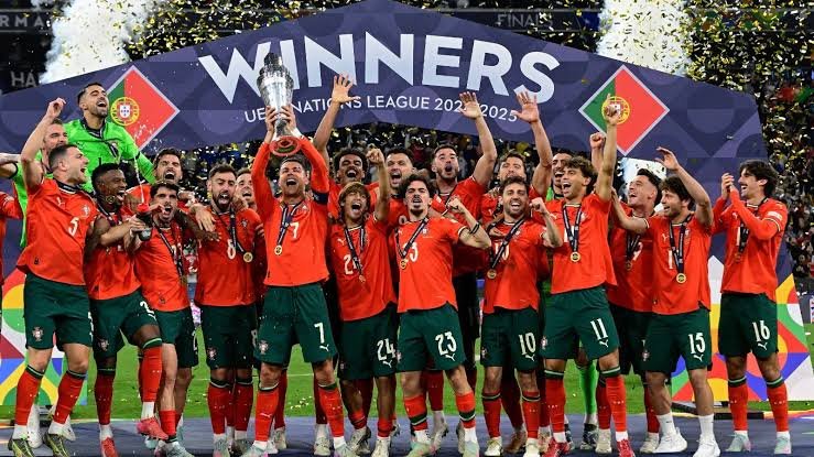 Jogadores de Portugal e Espanha durante um clássico internacional que marca o reencontro após a final da UEFA Nations League de 2025.