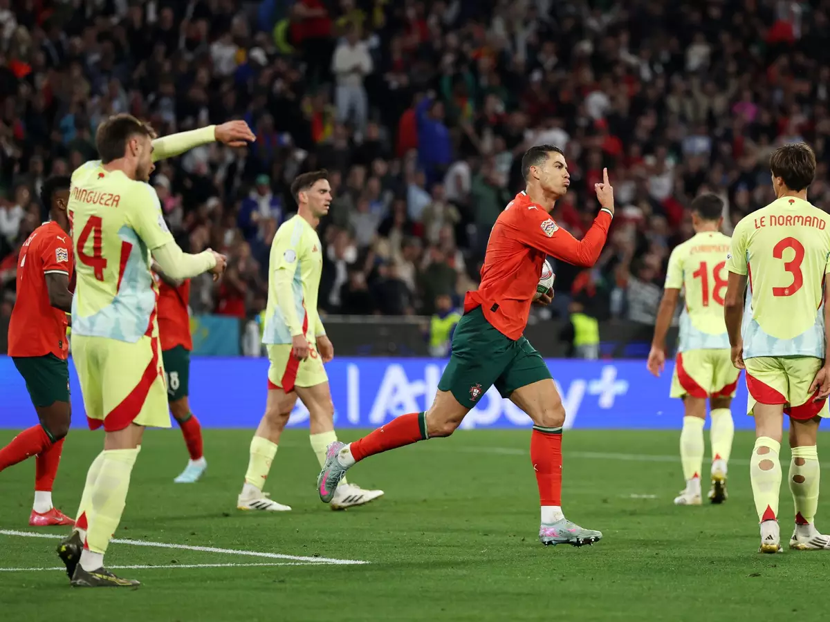 Jogadores de Portugal e Espanha durante um clássico internacional que marca o reencontro após a final da UEFA Nations League de 2025.