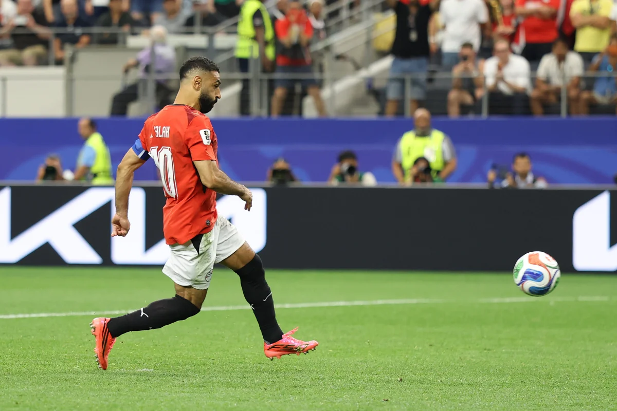 Jogadores do Egito comemoram a classificação histórica às oitavas de final da Copa do Mundo de 2026 após vencerem a Austrália nos pênaltis.