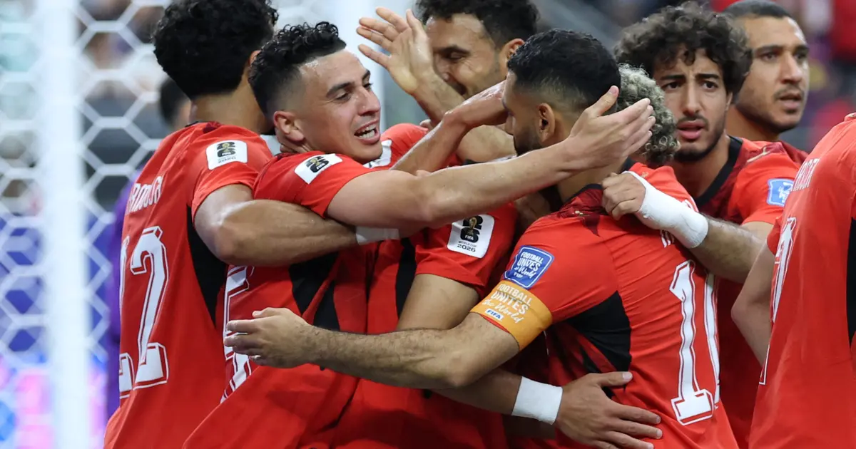 Jogadores do Egito comemoram a classificação histórica às oitavas de final da Copa do Mundo de 2026 após vencerem a Austrália nos pênaltis.