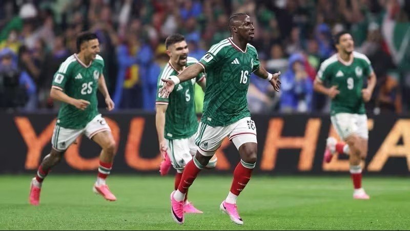 Julián Quiñones e Raúl Jiménez comemoram a vitória do México sobre o Equador na Copa do Mundo de 2026.