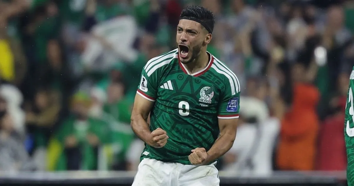 Julián Quiñones e Raúl Jiménez comemoram a vitória do México sobre o Equador na Copa do Mundo de 2026.