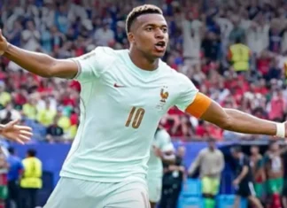 França vence Marrocos por 2 a 0, chega à terceira semifinal consecutiva e mantém sonho do tricampeonato mundial Kylian Mbappé comemora um dos gols da vitória da França sobre Marrocos por 2 a 0 nas quartas de final da Copa do Mundo de 2026.