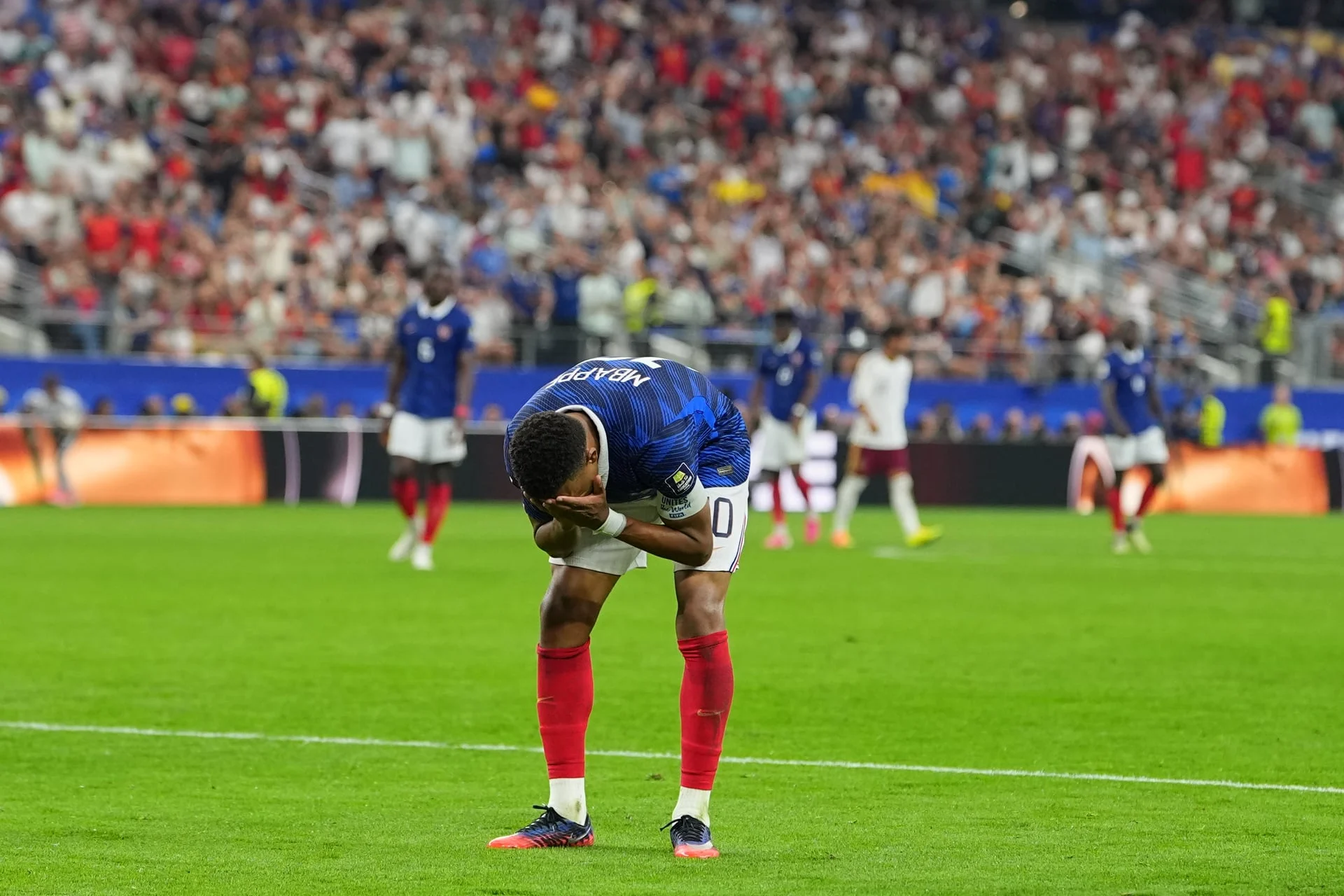 Kylian Mbappé durante entrevista após a derrota da França para a Espanha na semifinal da Copa do Mundo de 2026.