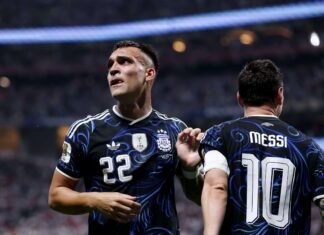 Messi participa dos dois gols, Lautaro decide no fim e Argentina chega à segunda final consecutiva da Copa do Mundo Lionel Messi comemora com Lautaro Martínez após a vitória da Argentina sobre a Inglaterra na semifinal da Copa do Mundo de 2026, garantindo vaga na decisão.
