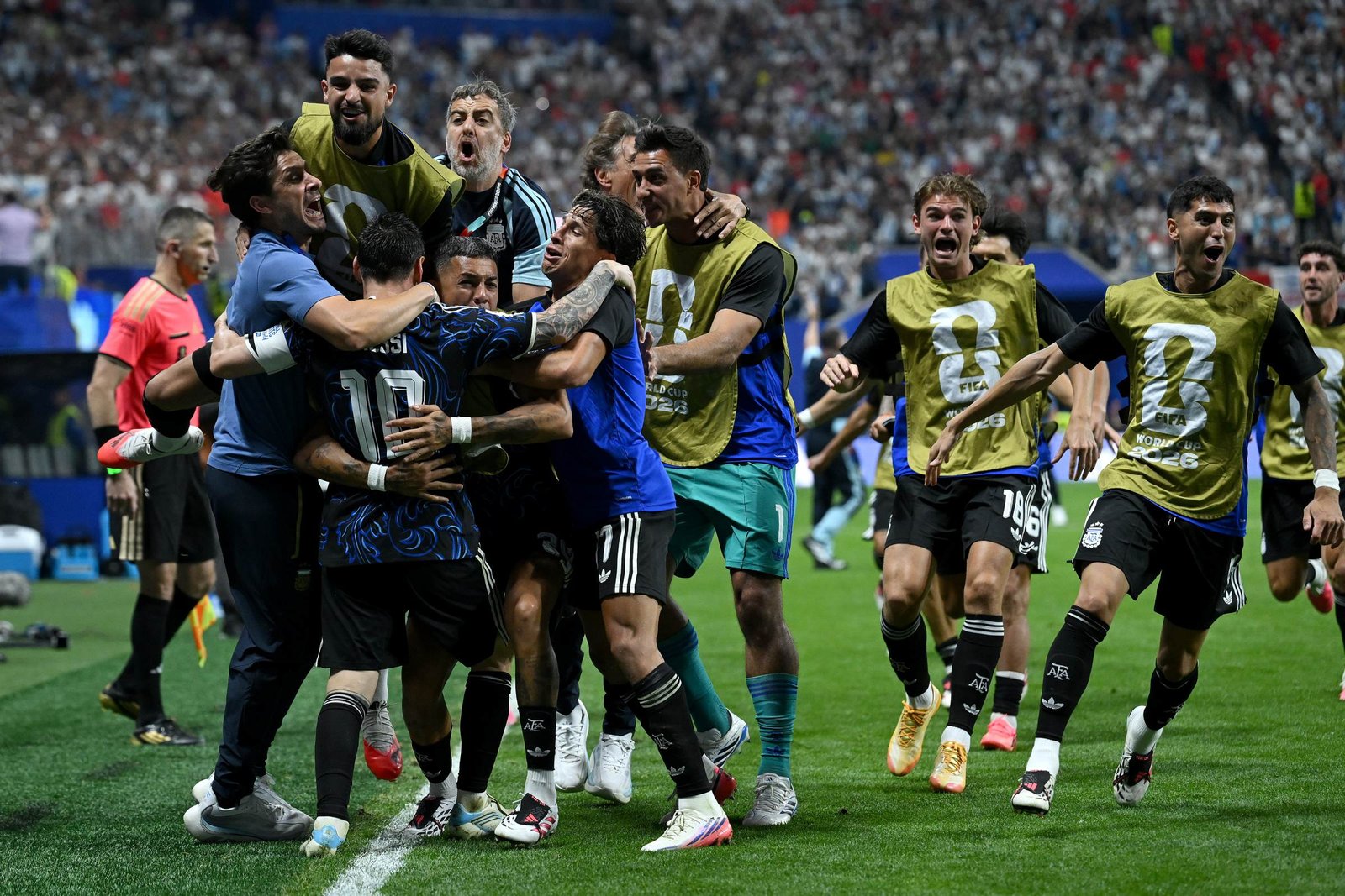 Lionel Messi comemora com Lautaro Martínez após a vitória da Argentina sobre a Inglaterra na semifinal da Copa do Mundo de 2026, garantindo vaga na decisão.
