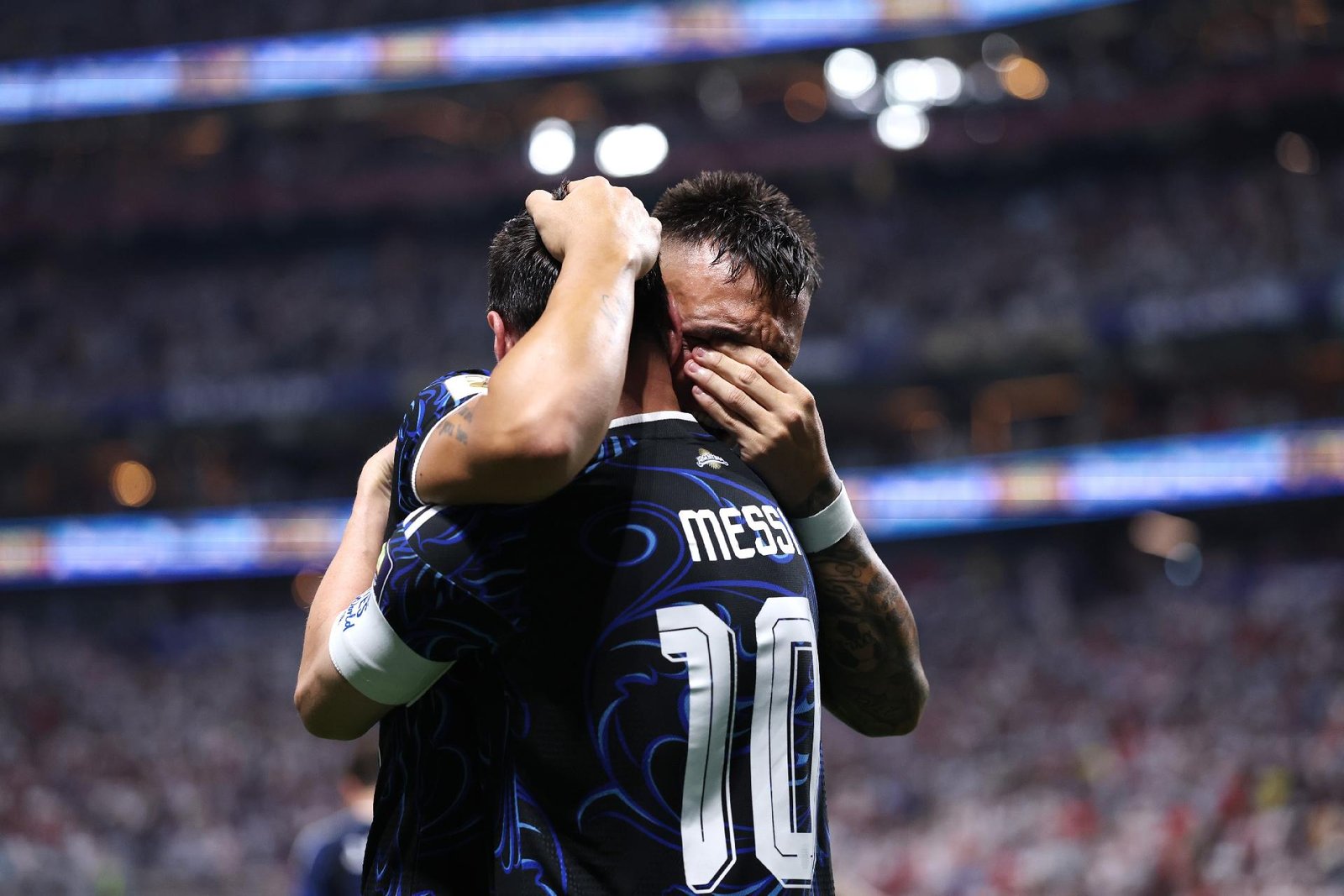Lionel Messi comemora com Lautaro Martínez após a vitória da Argentina sobre a Inglaterra na semifinal da Copa do Mundo de 2026, garantindo vaga na decisão.