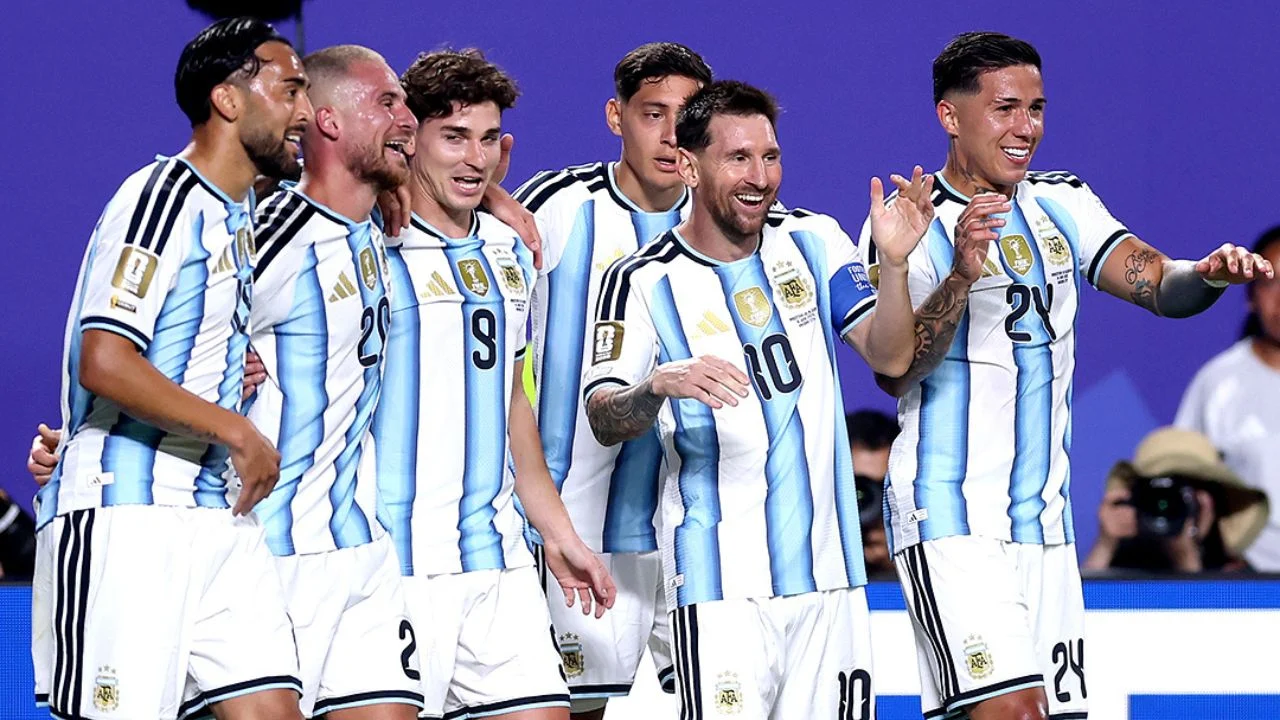 Lionel Messi durante treinamento da Argentina antes do confronto contra Cabo Verde pela Copa do Mundo de 2026.
