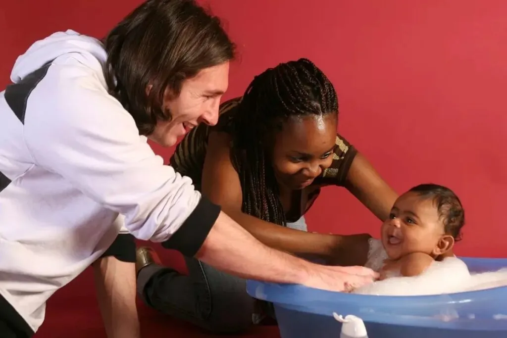 Lionel Messi em 2007 durante a campanha beneficente da UNICEF ao lado do bebê Lamine Yamal e os dois como adversários na final da Copa do Mundo de 2026.