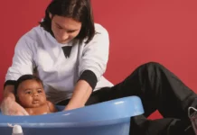 De um banho em 2007 à final da Copa do Mundo: Messi e Lamine Yamal vivem um reencontro histórico Lionel Messi em 2007 durante a campanha beneficente da UNICEF ao lado do bebê Lamine Yamal e os dois como adversários na final da Copa do Mundo de 2026.