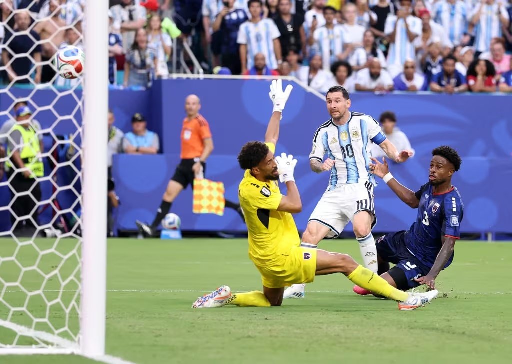 Lionel Messi em ação durante a vitória da Argentina por 3 a 2 sobre Cabo Verde pela Copa do Mundo de 2026.