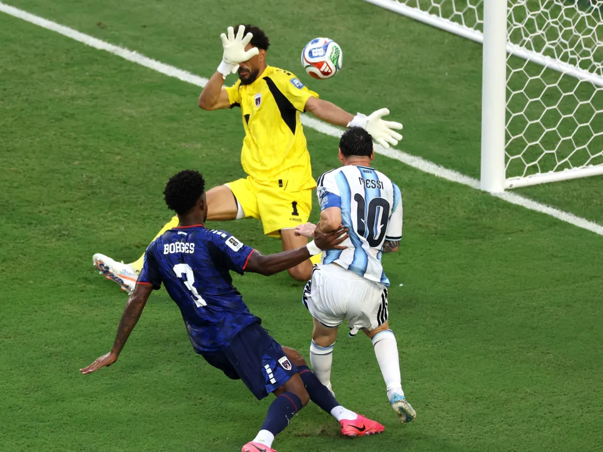 Lionel Messi em ação durante a vitória da Argentina por 3 a 2 sobre Cabo Verde pela Copa do Mundo de 2026.