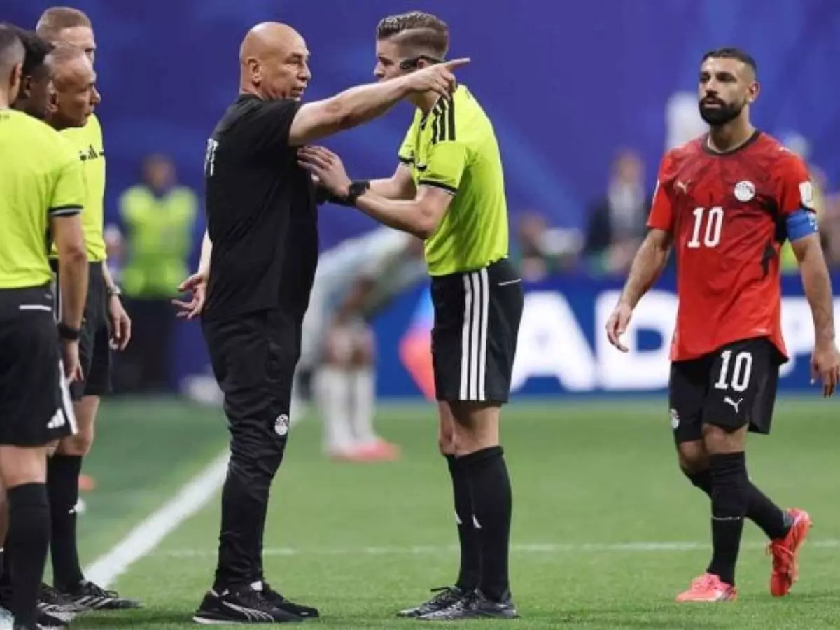 Pierluigi Collina durante pronunciamento sobre a arbitragem da partida entre Argentina e Egito na Copa do Mundo de 2026.
