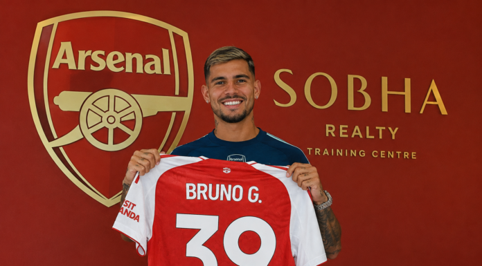 Arsenal anuncia Bruno Guimarães e reforça meio-campo para defender o título da Premier League Bruno Guimarães veste a camisa do Arsenal após ser anunciado como reforço para a temporada 2026/27.