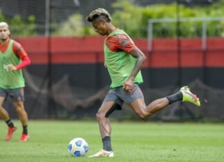 Bruno Henrique treina e pode reforçar Flamengo contra o Cruzeiro Bruno Henrique participa de treinamento do Flamengo antes da decisão contra o Cruzeiro pela Libertadores
