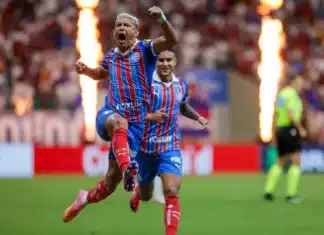 Bahia vira sobre o Internacional, chega ao G-5 e amplia crise colorada no Brasileirão