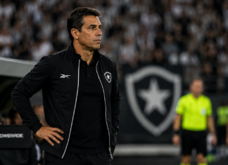Botafogo discute demissão de Franclim Carvalho após goleada e nova derrota Franclim Carvalho pode deixar o comando do Botafogo após sequência de derrotas