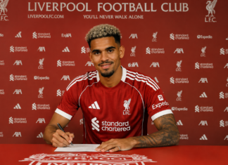 Liverpool contrata Ronald Araújo por empréstimo junto ao Barcelona Ronald Araújo durante apresentação como novo reforço do Liverpool para a temporada 202627.