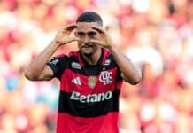 Flamengo vence Botafogo por 3 a 0, vê Samuel Lino brilhar e fica a quatro pontos do Palmeiras