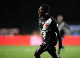 Vasco vence Vitória por 1 x 0 com um a menos e abre vantagem na Copa do Brasil