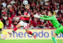 Flamengo sofre, joga com dez e Arrascaeta garante vaga na semifinal da Libertadores