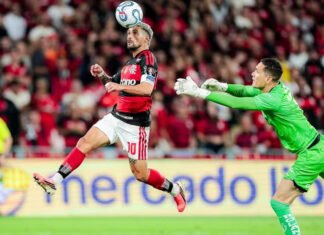 Flamengo sofre, joga com dez e Arrascaeta garante vaga na semifinal da Libertadores