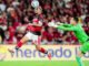 Flamengo sofre, joga com dez e Arrascaeta garante vaga na semifinal da Libertadores