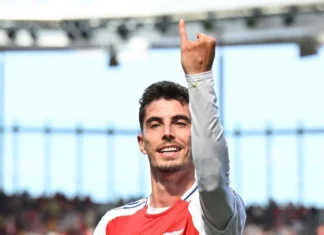 Arsenal vira sobre Chelsea por 2 a 1, mantém 100% na Premier League e amplia tabu no clássico