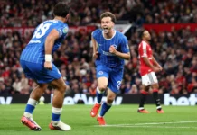 Manchester United abre 2 a 0, sofre virada do Brighton e vive derrota inédita em 50 anos