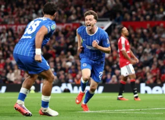 Manchester United abre 2 a 0, sofre virada do Brighton e vive derrota inédita em 50 anos