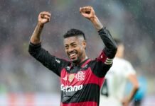 Bruno Henrique decide no fim, Flamengo vence Corinthians e retoma liderança do Brasileirão